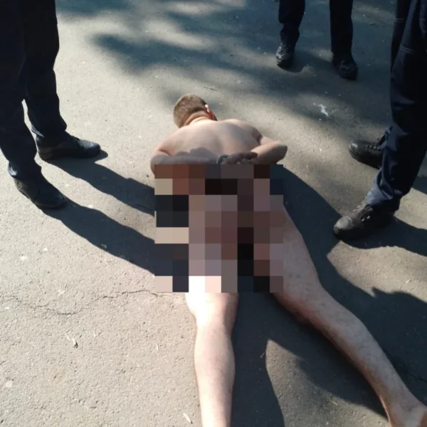 Un bărbat care se plimba gol pe faleza mureșului a fost încătușat de polițiștii locali și dus la psihiatrie 2 incatusat
