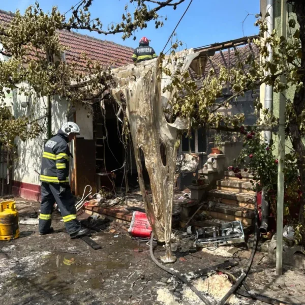 Incendiu la o casă din sebiș în urma exploziei unei butelii | două persoane au fost transportate la spital cu arsuri 5 incendiu sebis4