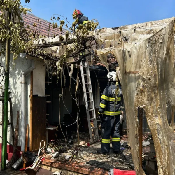 Incendiu la o casă din sebiș în urma exploziei unei butelii | două persoane au fost transportate la spital cu arsuri 6 incendiu sebis5