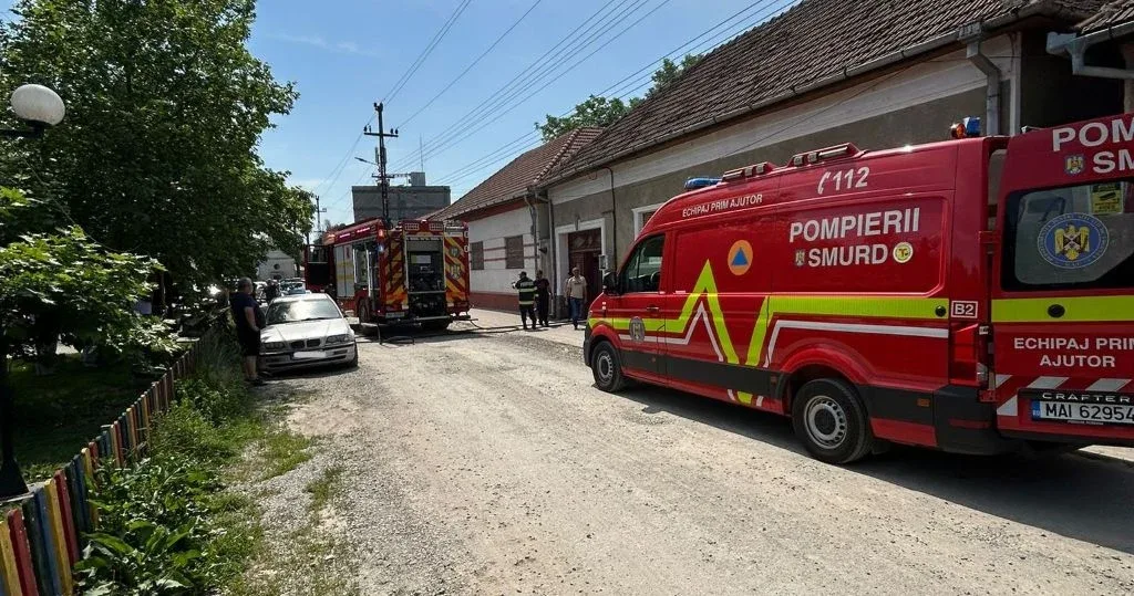 Incendiu la o casă din sebiș în urma exploziei unei butelii | două persoane au fost transportate la spital cu arsuri 1 incendiu sebis pr