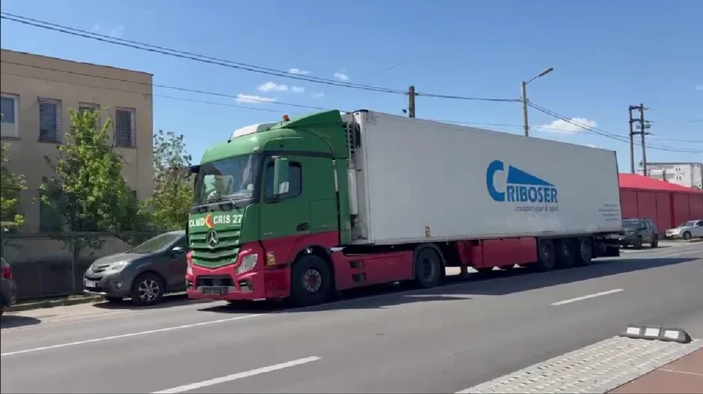 Actualizare 4 | șoferul tir-ului cu țigări de contrabandă oprit de polițiști pe a1 a fost arestat preventiv | 800 de baxuri de kent și marlboro de foarte bună calitate au fost numărate la percheziție | peste 1 milion de euro este valoarea țigărilor confiscate 4 tir-contrabandă