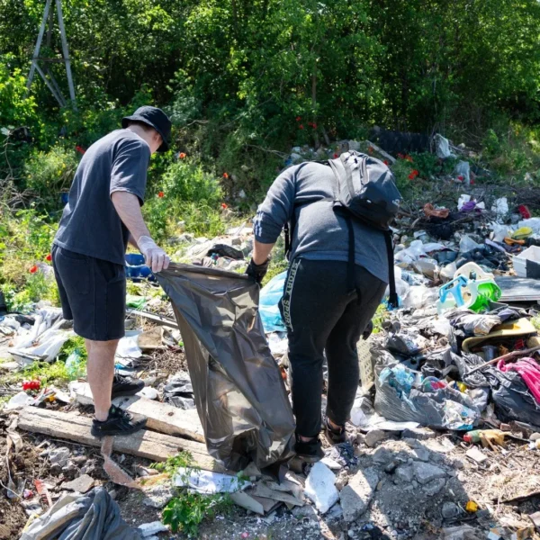 72 de voluntari arădeni au colectat peste o tonă de deșeuri din natură în doar câteva ore 5 voluntari deseuri 4