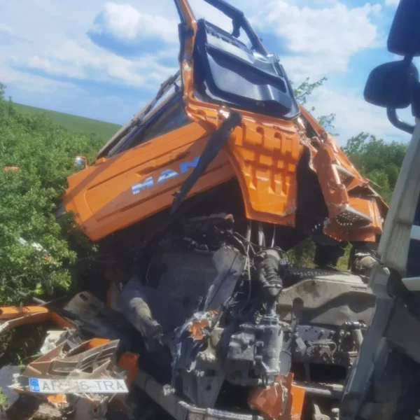 Accident la zăbrani | traficul este blocat după ce două camioane s-au ciocnit | victima - șoferul nevinovat 6 zabrani1