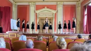 „the radcliffe pitches”, cel mai vechi și faimos grup a cappella de voci înalte de la universitatea harvard, și-a susținut ultimul concert din acest an în sala festivă a colegiului național „moise nicoară” 3 the radcliffe pitches