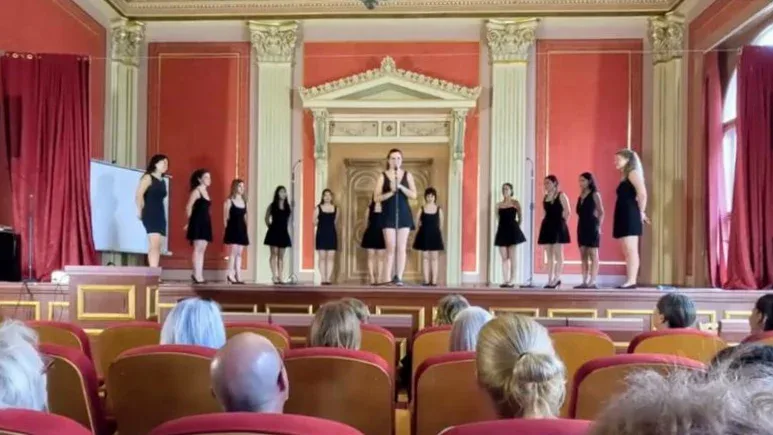 „the radcliffe pitches”, cel mai vechi și faimos grup a cappella de voci înalte de la universitatea harvard, și-a susținut ultimul concert din acest an în sala festivă a colegiului național „moise nicoară” 1 the radcliffe pitches