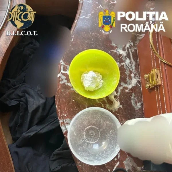 Actualizare | în urma perchezițiilor în cele 16 locații din județul arad, 6 persoane au fost arestate preventiv și 3 au fost plasate în arest la domiciliu pentru trafic de droguri și alte infracțiuni 2 droguri arad1