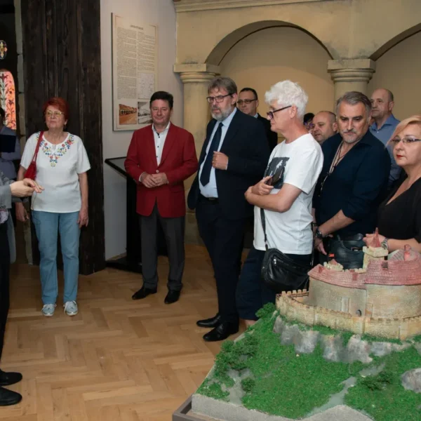 Complexul muzeal arad a deschis porțile noii sale expoziții permanete de istorie din secolul al xii-lea până la 1919 3 muzeu arad istorie 5