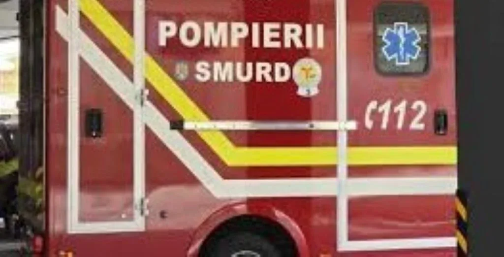 Actualizare | accident rutier în care a fost implicat un microbuz de transport persoane, între localitățile vladimirescu și horia | șoferul a decedat 1 pompieri