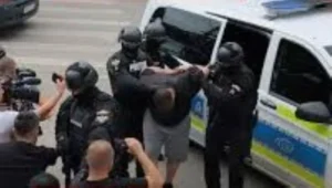 „regele tiktok-ului” - reținut 24 de ore după ce s-a dat drept „piedone” de la anpc și a pornit un control prin magazine 4 regele tiktok ului