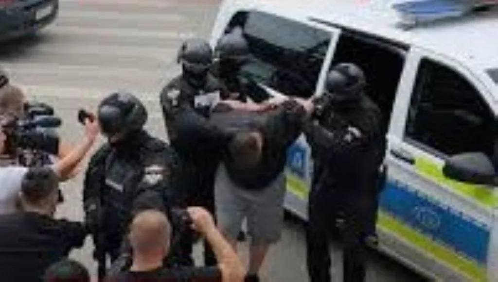 „regele tiktok-ului” - reținut 24 de ore după ce s-a dat drept „piedone” de la anpc și a pornit un control prin magazine 1 regele tiktok ului