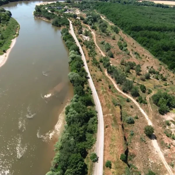 Imperiul de moloz al familiei vasilache contraatacă, se extinde și prosperă... Mai ales după declanșarea campaniei împotriva „deșeurilor aruncate necontrolat și a gropilor de gunoi improvizate” | singura soluție: o barieră! 12 vasilache 5