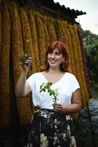 Fata care gătește cu flori caută „crème de la crème” a punctelor gastronomice locale (pgl) din județul arad 6 2. romana rista fata care gateste cu flori foto credit arhiva zestre culinara