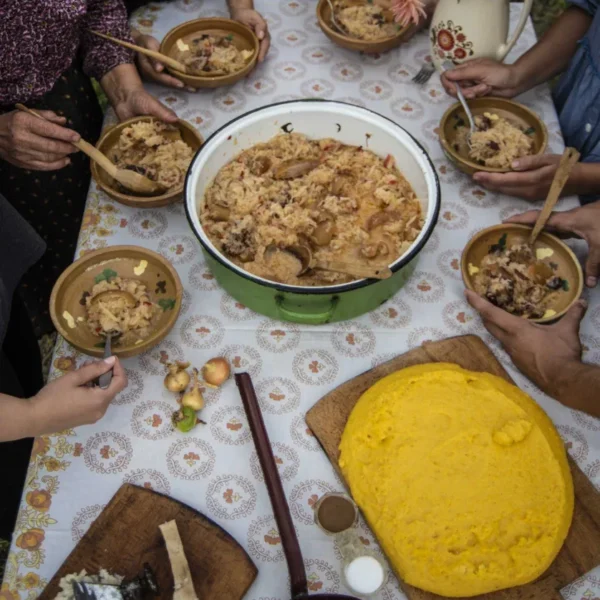 Fata care gătește cu flori caută „crème de la crème” a punctelor gastronomice locale (pgl) din județul arad 2 6 romana rista fata care gateste cu flori foto credit arhiva zestre culinara 3