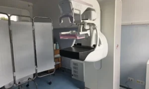 Peste 1. 300 de mamografii s-au efectuat în prima parte a acestui an la spitalul județean arad | dr. Ramona putin: „după vârsta de 40 de ani, mamografia devine investigația de bază și standardul de aur în screeningul cancerului de sân, fiind capabilă să detecteze tumori incipiente cu până la doi ani înainte ca acestea să poată fi palpate” 11 mamograf 1