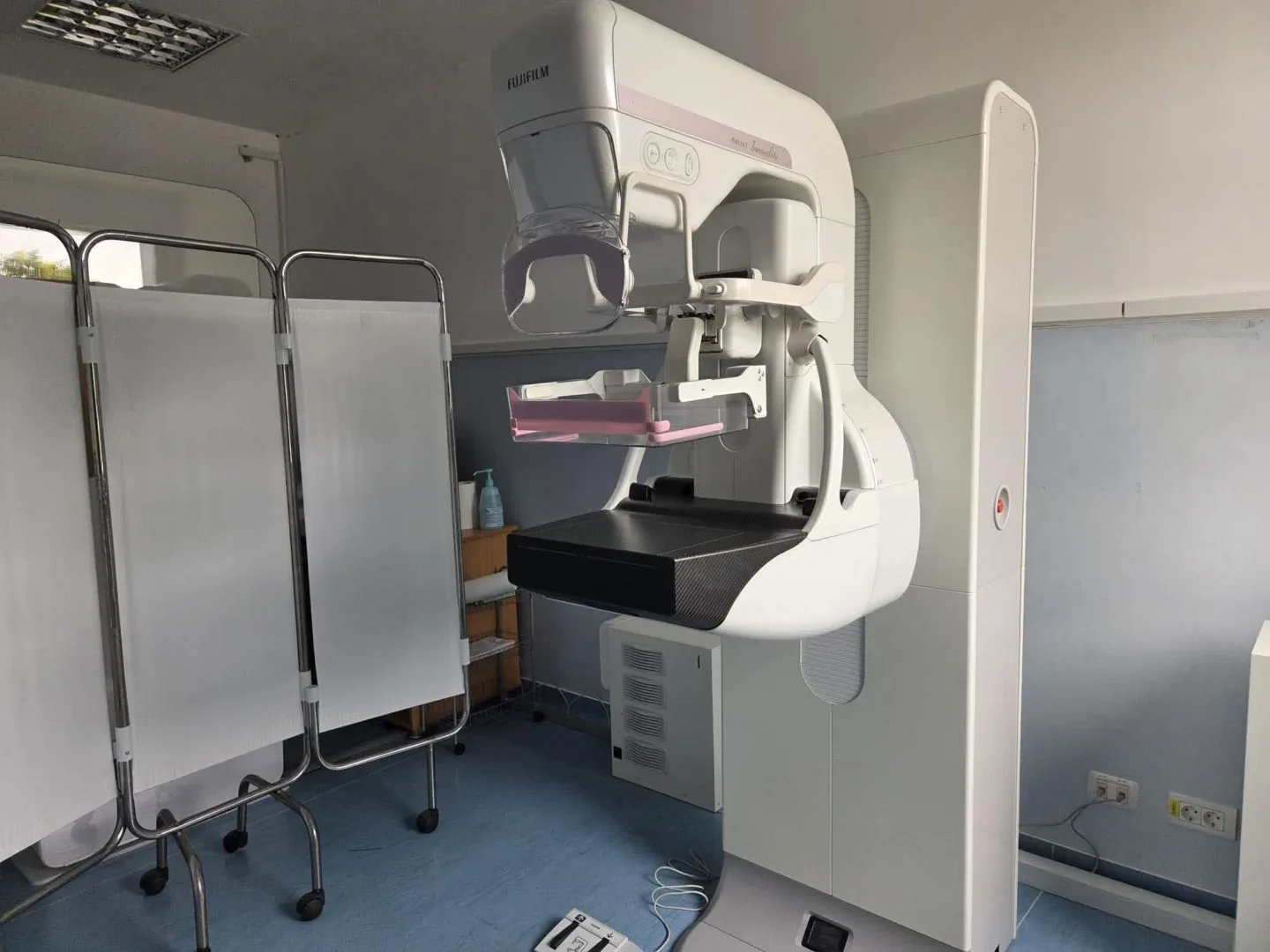 Peste 1. 300 de mamografii s-au efectuat în prima parte a acestui an la spitalul județean arad | dr. Ramona putin: „după vârsta de 40 de ani, mamografia devine investigația de bază și standardul de aur în screeningul cancerului de sân, fiind capabilă să detecteze tumori incipiente cu până la doi ani înainte ca acestea să poată fi palpate” 2 mamograf