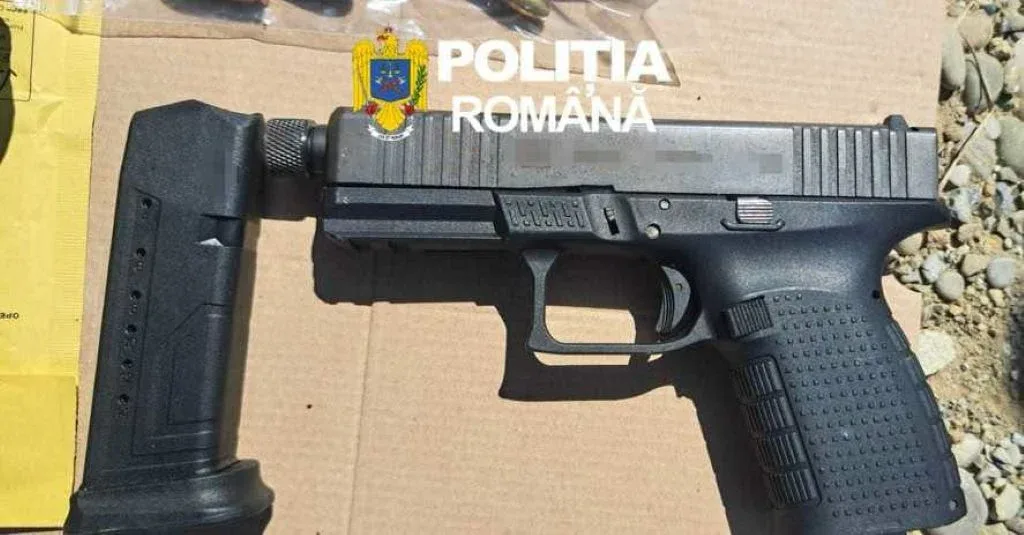 Un pistol și un încărcător cu muniție, descoperite lângă o platformă de colectare a deșeurilor din comuna ștefăneștii de jos 1 pistol ilfov