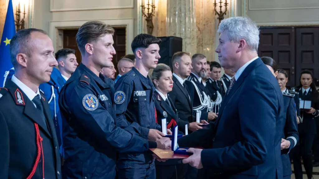 Pompierul arădean truță orlando a fost distins cu emblema de onoare a ministerului afacerilor interne 5 truta predoiu