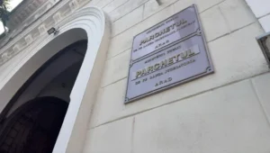 Un minor a fost arestat preventiv după o agresiune în fața unui bar de pe strada Cocorilor | A lovit victima cu o sticlă de bere în zona capului