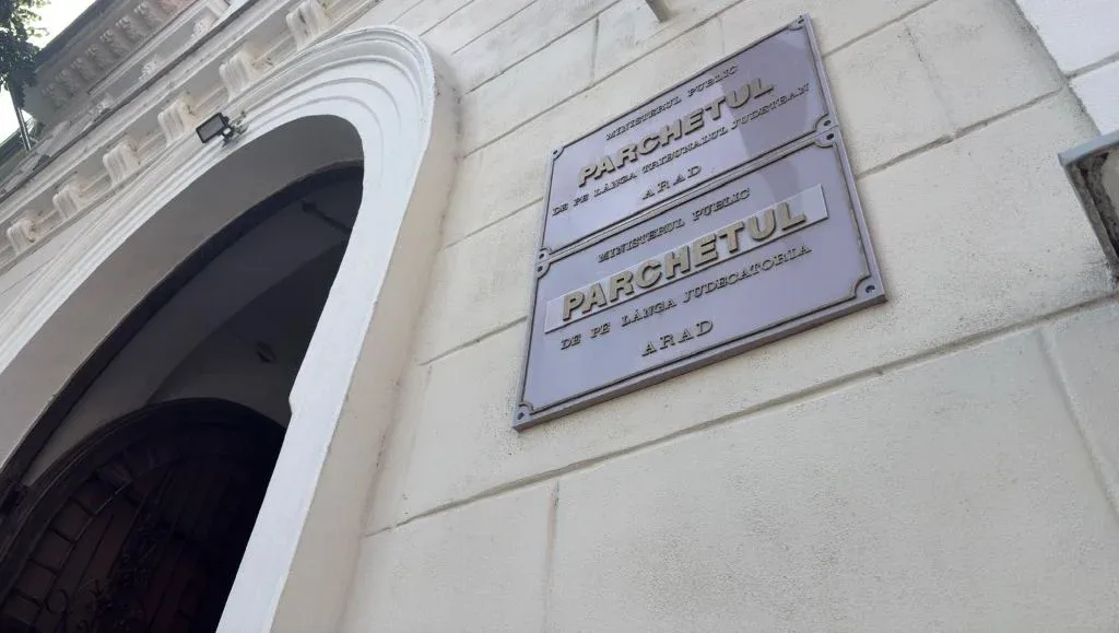 Un minor a fost arestat preventiv după o agresiune în fața unui bar de pe strada Cocorilor | A lovit victima cu o sticlă de bere în zona capului