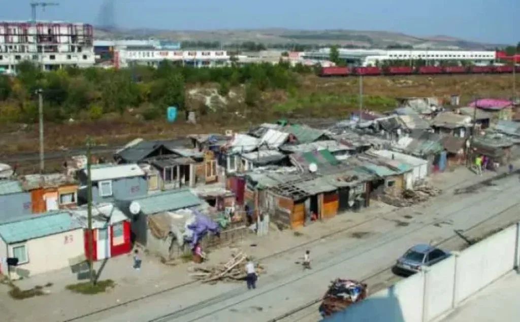 Primăria Cluj cumpără 50 de case pentru familii vulnerabile din zona Pata Rât, cu bani UE