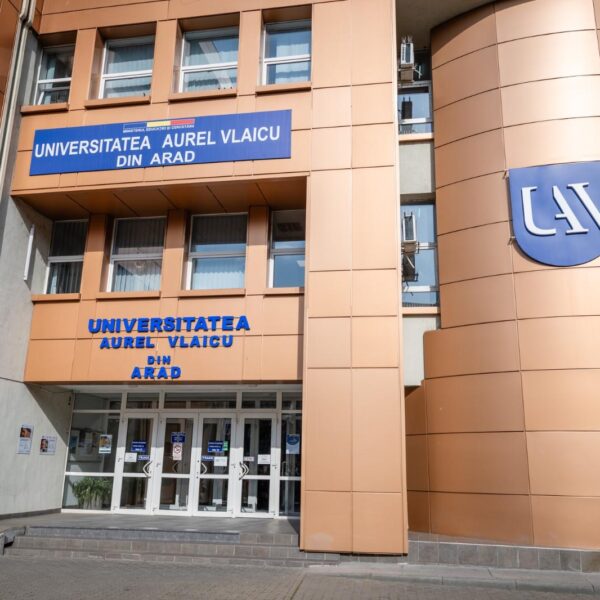 Continuă înscrierile pentru admitere la Universitatea „Aurel Vlaicu" din Arad