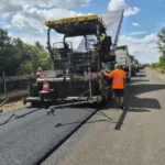 Al treilea strat de asfalt pe tronsonul de drum Satu Nou–Vânători