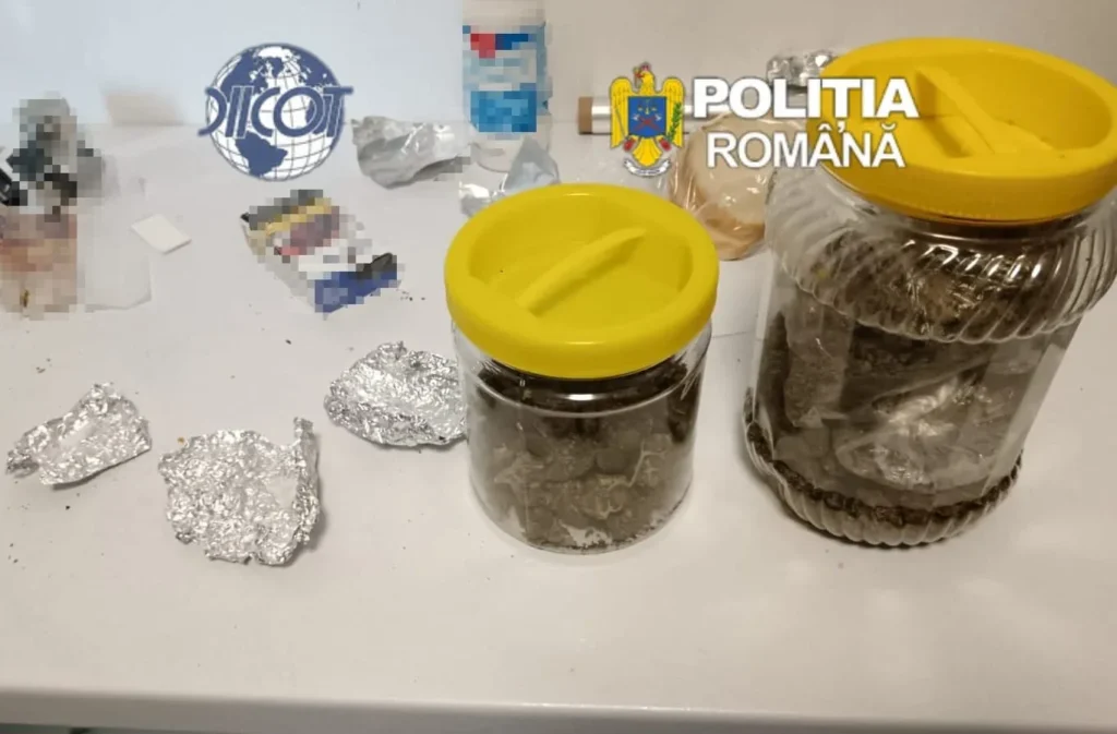 Agent de poliție penitenciară, arestat pentru trafic de droguri | DIICOT Tulcea l-a prins în flagrant, în timp ce transporta „iarbă” destinată comercializării