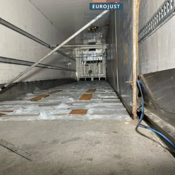 ACTUALIZARE | Grupare infracțională care transporta sute de kilograme de droguri pentru traficanții albanezi în Europa, destructurată de DIICOT |7 persoane prezentate cu propunere de arestare | Sechestru pe bunuri și pe 27 de conturi bancare ale traficanților