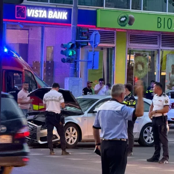Accident rutier în care a fost implicată o autospecială de poliție | Un bărbat, un copil minor și un polițist au fost transportați la spital