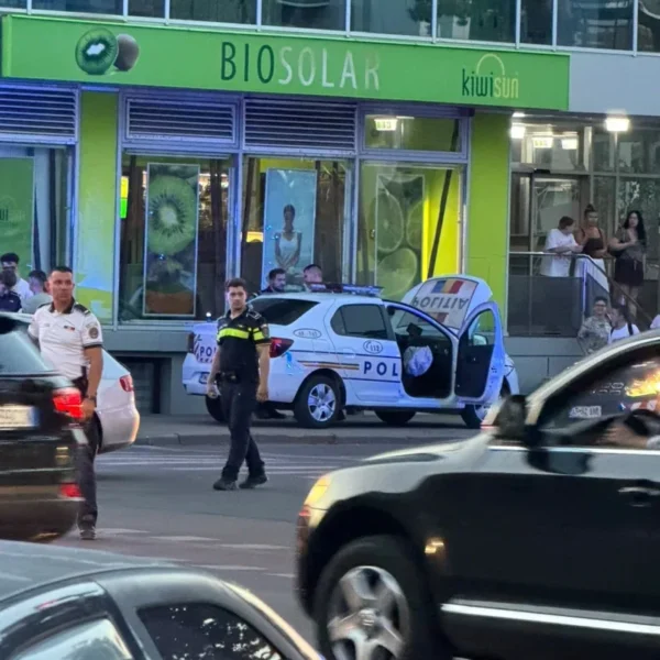 Accident rutier în care a fost implicată o autospecială de poliție | Un bărbat, un copil minor și un polițist au fost transportați la spital