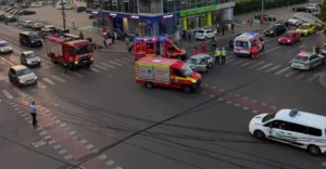Accident rutier în care a fost implicată o autospecială de poliție | Un bărbat, un copil minor și un polițist au fost transportați la spital