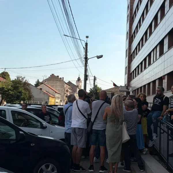 Reprezentanții KIA România au fost audiați la Arad în dosarul de înșelăciune | Zeci de păgubiți s-au adunat în fața sediului Poliției purtând tricouri personalizate cu suma pe care au achitat-o dealerului auto pentru mașinile pe care nu le-au mai primit