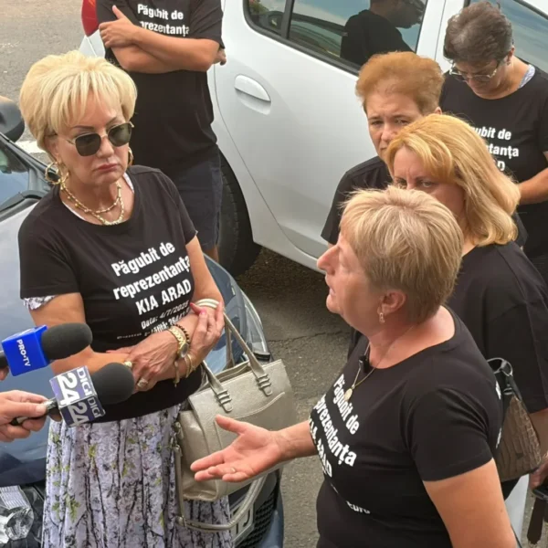 Reprezentanții KIA România au fost audiați la Arad în dosarul de înșelăciune | Zeci de păgubiți s-au adunat în fața sediului Poliției purtând tricouri personalizate cu suma pe care au achitat-o dealerului auto pentru mașinile pe care nu le-au mai primit