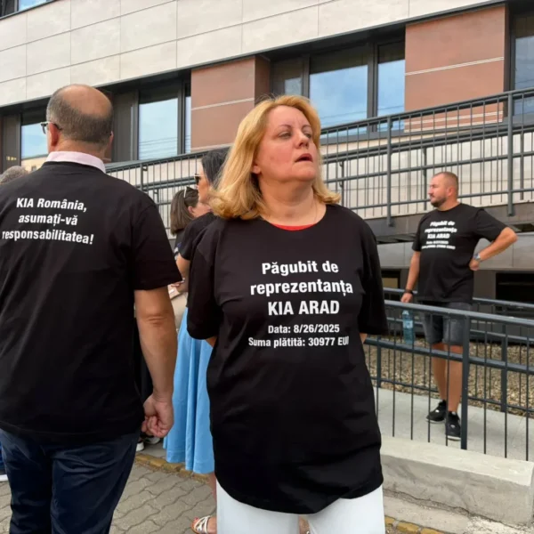 Reprezentanții KIA România au fost audiați la Arad în dosarul de înșelăciune | Zeci de păgubiți s-au adunat în fața sediului Poliției purtând tricouri personalizate cu suma pe care au achitat-o dealerului auto pentru mașinile pe care nu le-au mai primit