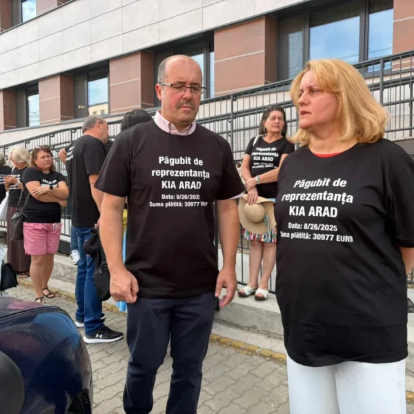 Reprezentanții KIA România au fost audiați la Arad în dosarul de înșelăciune | Zeci de păgubiți s-au adunat în fața sediului Poliției purtând tricouri personalizate cu suma pe care au achitat-o dealerului auto pentru mașinile pe care nu le-au mai primit