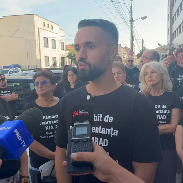 Reprezentanții KIA România au fost audiați la Arad în dosarul de înșelăciune | Zeci de păgubiți s-au adunat în fața sediului Poliției purtând tricouri personalizate cu suma pe care au achitat-o dealerului auto pentru mașinile pe care nu le-au mai primit