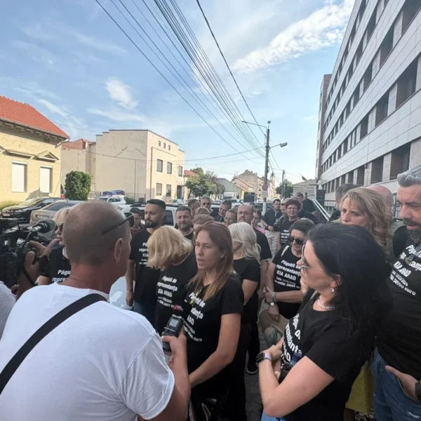 Reprezentanții KIA România au fost audiați la Arad în dosarul de înșelăciune | Zeci de păgubiți s-au adunat în fața sediului Poliției purtând tricouri personalizate cu suma pe care au achitat-o dealerului auto pentru mașinile pe care nu le-au mai primit
