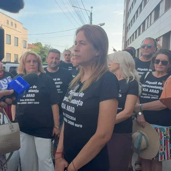 Reprezentanții KIA România au fost audiați la Arad în dosarul de înșelăciune | Zeci de păgubiți s-au adunat în fața sediului Poliției purtând tricouri personalizate cu suma pe care au achitat-o dealerului auto pentru mașinile pe care nu le-au mai primit