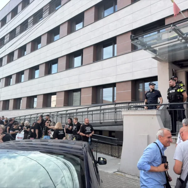 Reprezentanții KIA România au fost audiați la Arad în dosarul de înșelăciune | Zeci de păgubiți s-au adunat în fața sediului Poliției purtând tricouri personalizate cu suma pe care au achitat-o dealerului auto pentru mașinile pe care nu le-au mai primit