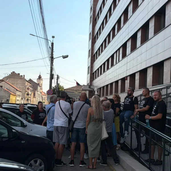 Reprezentanții KIA România au fost audiați la Arad în dosarul de înșelăciune | Zeci de păgubiți s-au adunat în fața sediului Poliției purtând tricouri personalizate cu suma pe care au achitat-o dealerului auto pentru mașinile pe care nu le-au mai primit