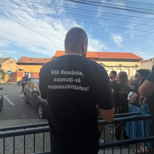 Reprezentanții KIA România au fost audiați la Arad în dosarul de înșelăciune | Zeci de păgubiți s-au adunat în fața sediului Poliției purtând tricouri personalizate cu suma pe care au achitat-o dealerului auto pentru mașinile pe care nu le-au mai primit