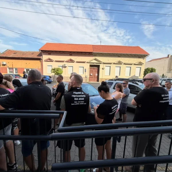 Reprezentanții KIA România au fost audiați la Arad în dosarul de înșelăciune | Zeci de păgubiți s-au adunat în fața sediului Poliției purtând tricouri personalizate cu suma pe care au achitat-o dealerului auto pentru mașinile pe care nu le-au mai primit