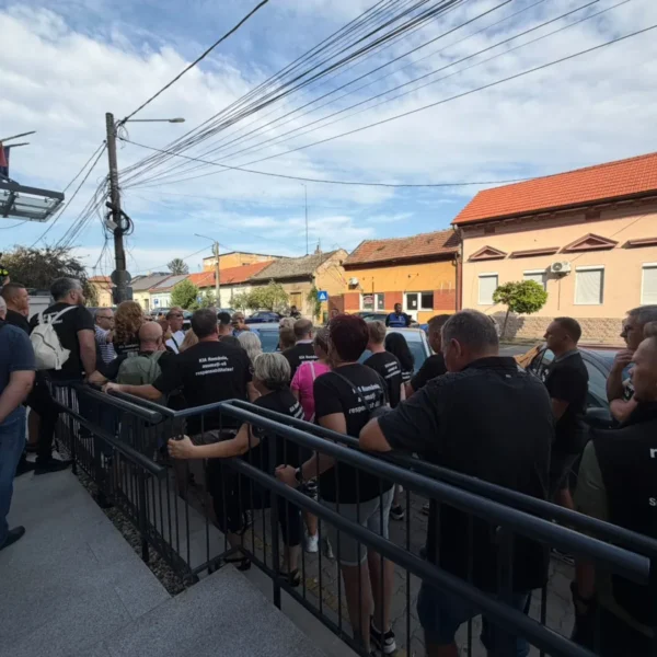 Reprezentanții KIA România au fost audiați la Arad în dosarul de înșelăciune | Zeci de păgubiți s-au adunat în fața sediului Poliției purtând tricouri personalizate cu suma pe care au achitat-o dealerului auto pentru mașinile pe care nu le-au mai primit