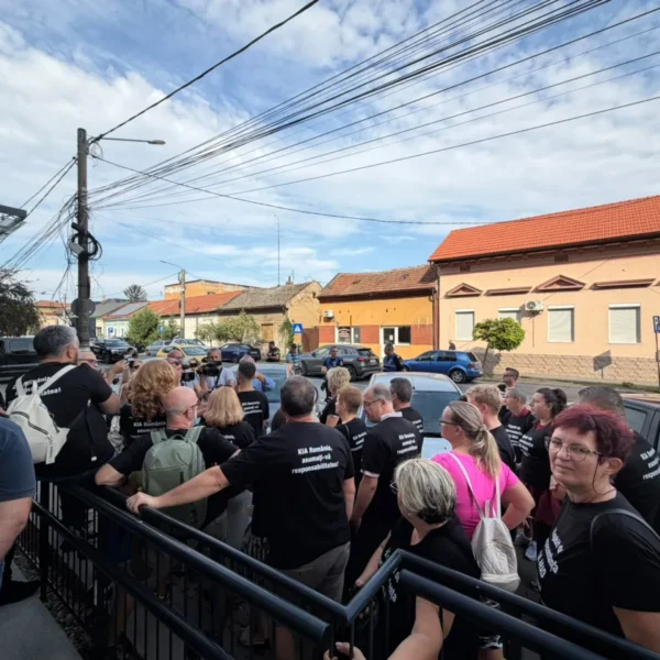 Reprezentanții KIA România au fost audiați la Arad în dosarul de înșelăciune | Zeci de păgubiți s-au adunat în fața sediului Poliției purtând tricouri personalizate cu suma pe care au achitat-o dealerului auto pentru mașinile pe care nu le-au mai primit