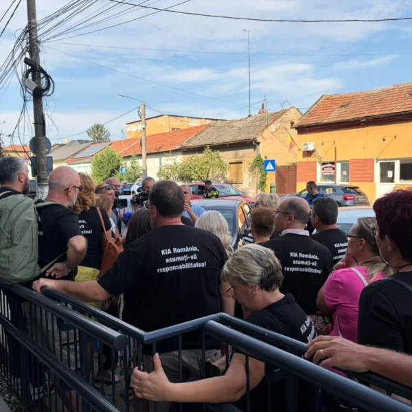 Reprezentanții KIA România au fost audiați la Arad în dosarul de înșelăciune | Zeci de păgubiți s-au adunat în fața sediului Poliției purtând tricouri personalizate cu suma pe care au achitat-o dealerului auto pentru mașinile pe care nu le-au mai primit