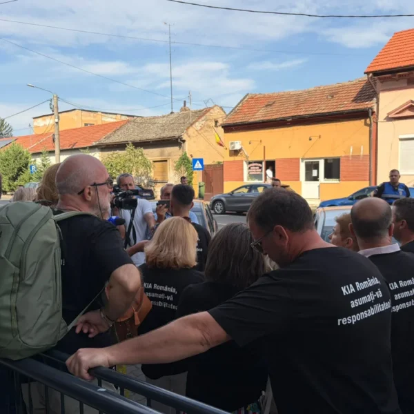 Reprezentanții KIA România au fost audiați la Arad în dosarul de înșelăciune | Zeci de păgubiți s-au adunat în fața sediului Poliției purtând tricouri personalizate cu suma pe care au achitat-o dealerului auto pentru mașinile pe care nu le-au mai primit