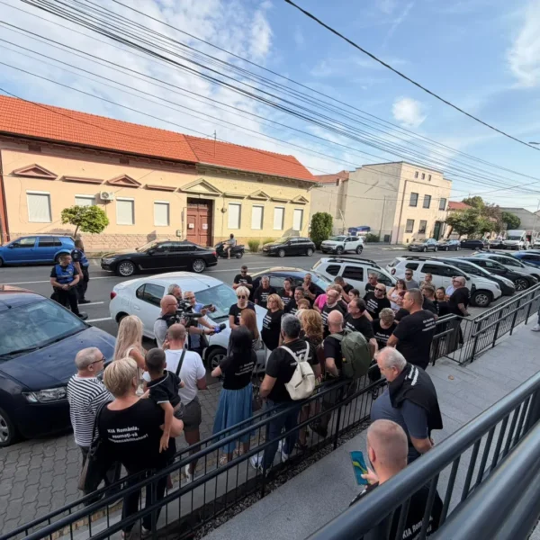 Reprezentanții KIA România au fost audiați la Arad în dosarul de înșelăciune | Zeci de păgubiți s-au adunat în fața sediului Poliției purtând tricouri personalizate cu suma pe care au achitat-o dealerului auto pentru mașinile pe care nu le-au mai primit