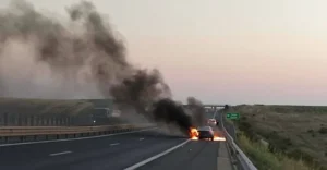 Un autoturism a luat foc în mers pe a1, sensul timişoara - arad în zona orțișoara 25 autoturism pe a1 1