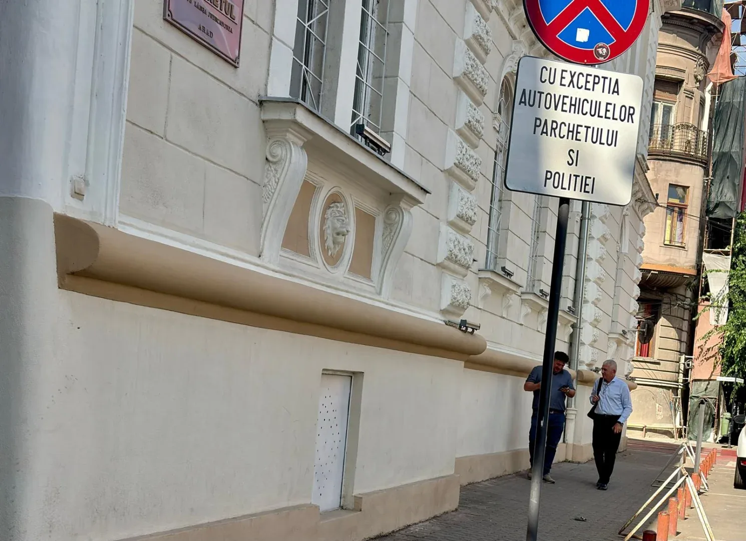 Reprezentanții KIA România au fost audiați la Arad în dosarul de înșelăciune | Zeci de păgubiți s-au adunat în fața sediului Poliției purtând tricouri personalizate cu suma pe care au achitat-o dealerului auto pentru mașinile pe care nu le-au mai primit