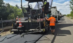 Al treilea strat de asfalt pe tronsonul de drum Satu Nou–Vânători